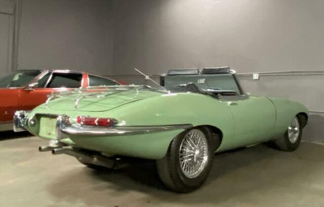 Jaguar E-Type 1967 image number 18