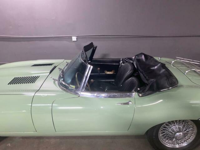 Jaguar E-Type 1967 image number 34