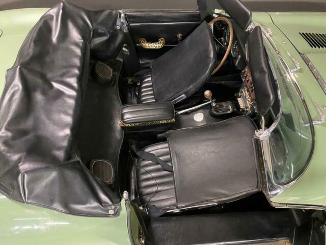 Jaguar E-Type 1967 image number 38