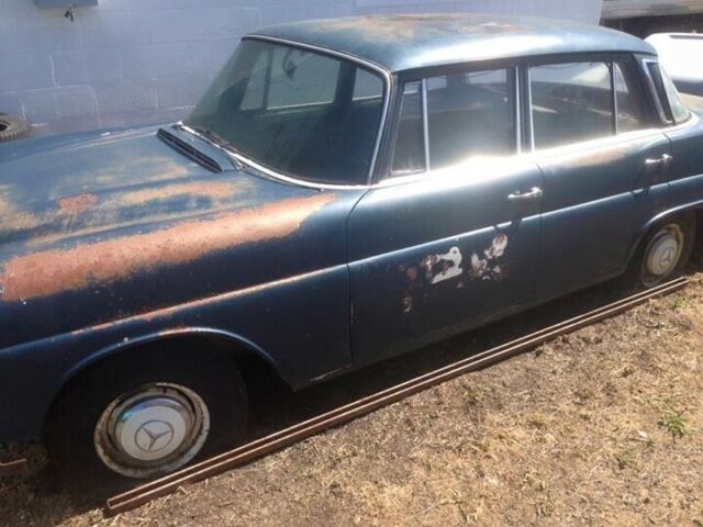 Mercedes-Benz 200-Series 1967 image number 0