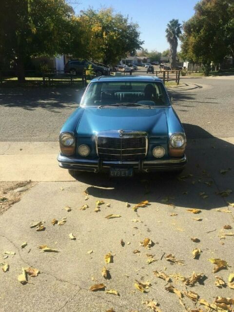 Mercedes-Benz 200-Series 1972 image number 2