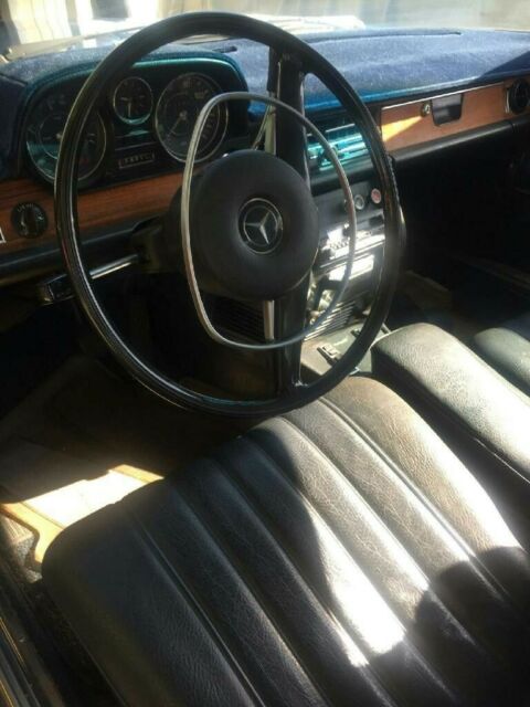 Mercedes-Benz 200-Series 1972 image number 25
