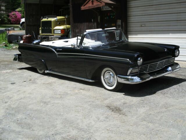 Ford Fairlane 1957 image number 2