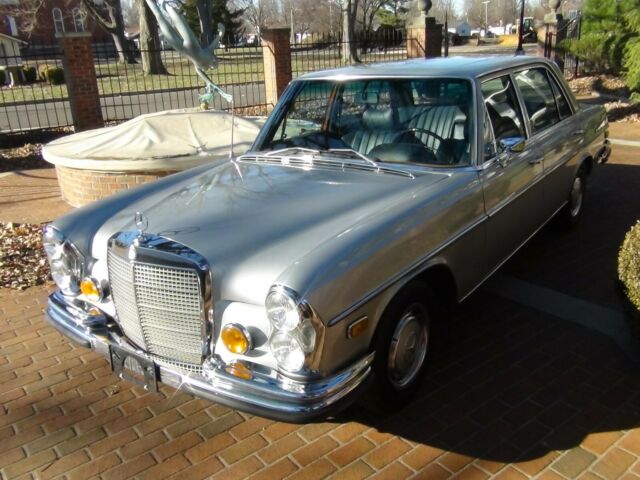 Mercedes-Benz 200-Series 1972 image number 10