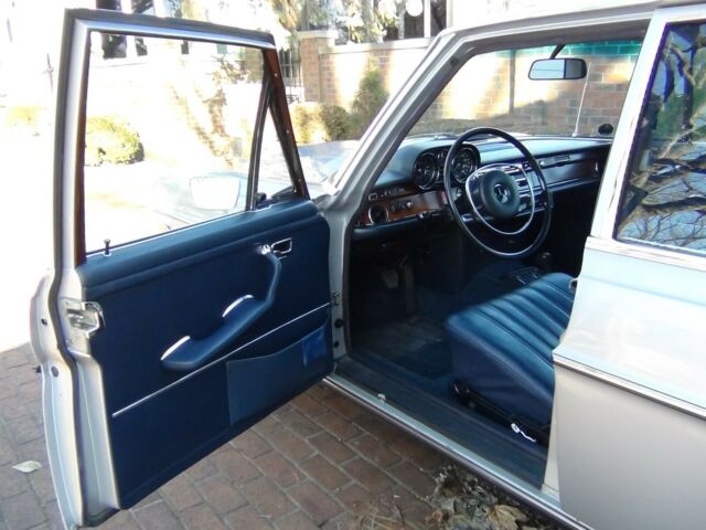 Mercedes-Benz 200-Series 1972 image number 12