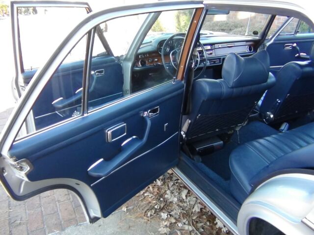 Mercedes-Benz 200-Series 1972 image number 16