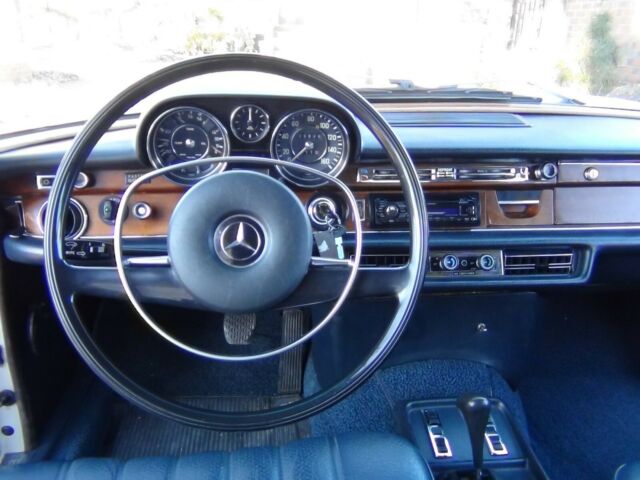 Mercedes-Benz 200-Series 1972 image number 17