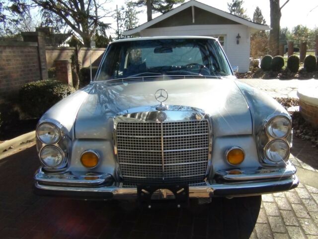 Mercedes-Benz 200-Series 1972 image number 25