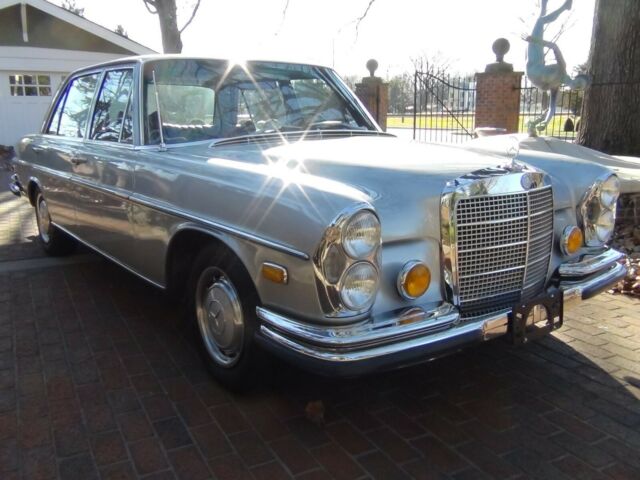 Mercedes-Benz 200-Series 1972 image number 26