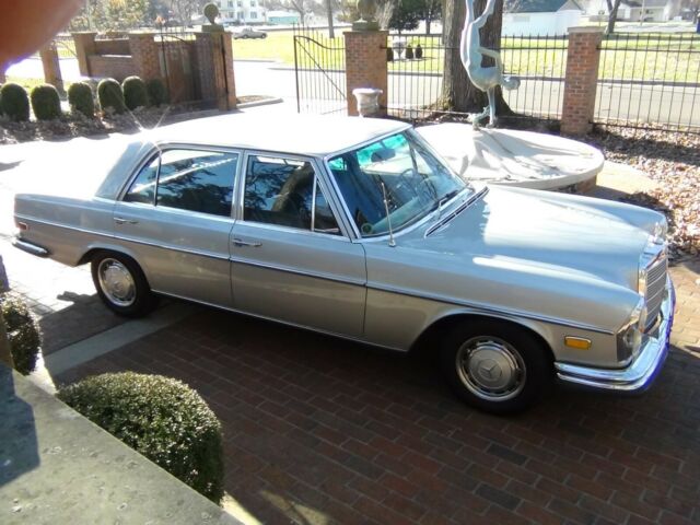 Mercedes-Benz 200-Series 1972 image number 27