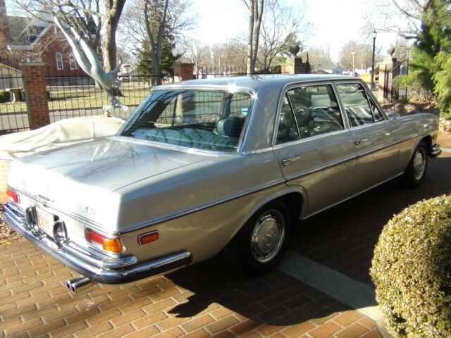 Mercedes-Benz 200-Series 1972 image number 28