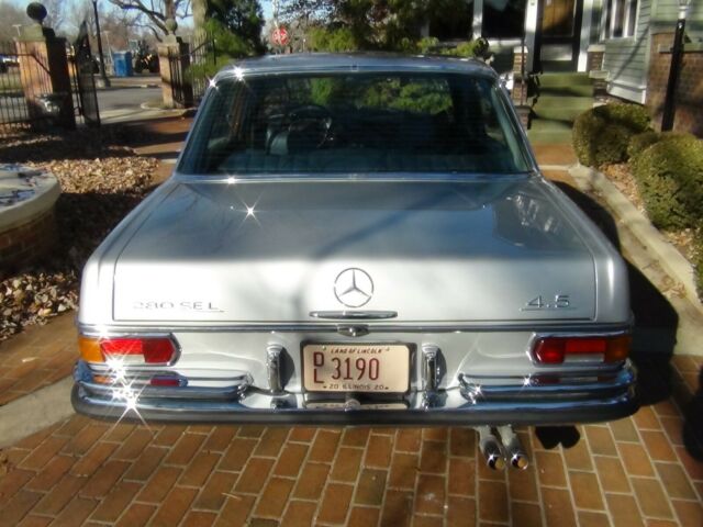 Mercedes-Benz 200-Series 1972 image number 30