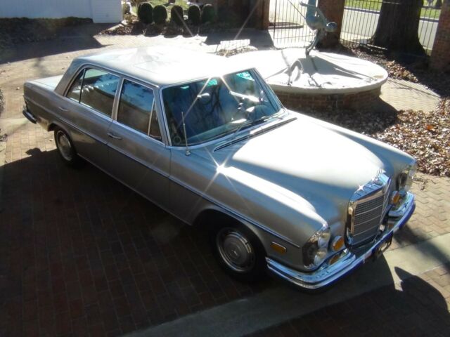 Mercedes-Benz 200-Series 1972 image number 35