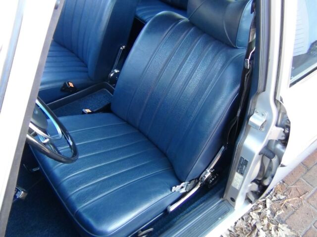 Mercedes-Benz 200-Series 1972 image number 37