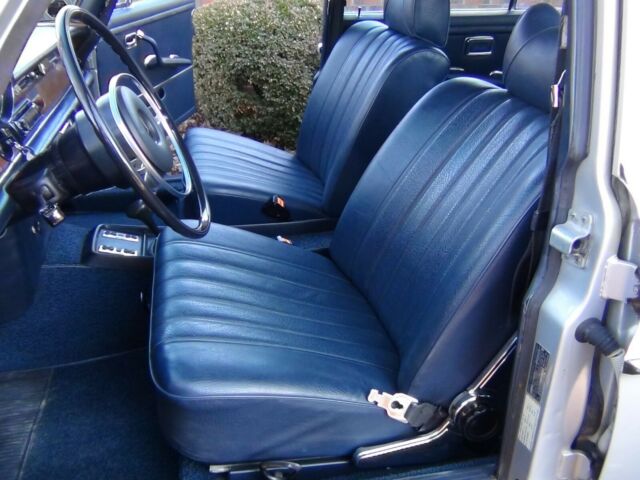 Mercedes-Benz 200-Series 1972 image number 38
