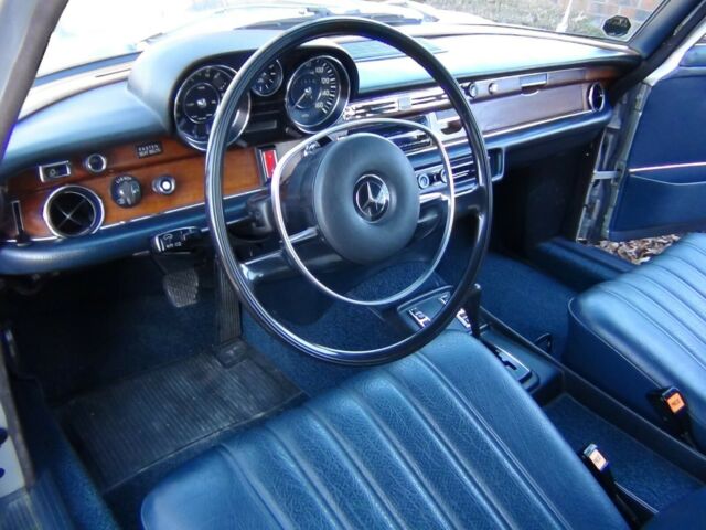 Mercedes-Benz 200-Series 1972 image number 39