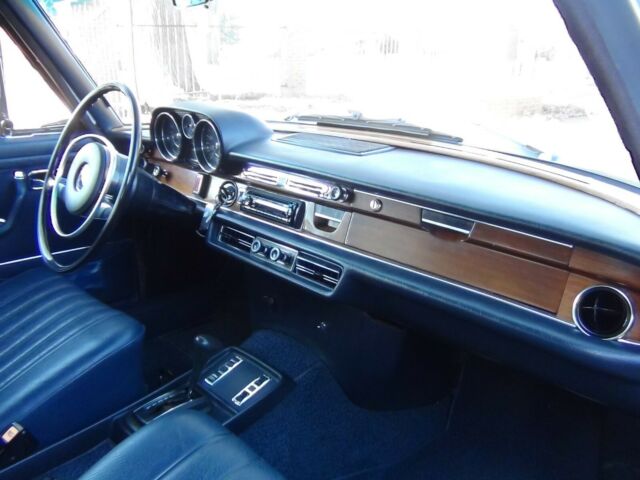 Mercedes-Benz 200-Series 1972 image number 43