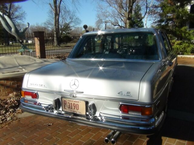 Mercedes-Benz 200-Series 1972 image number 5