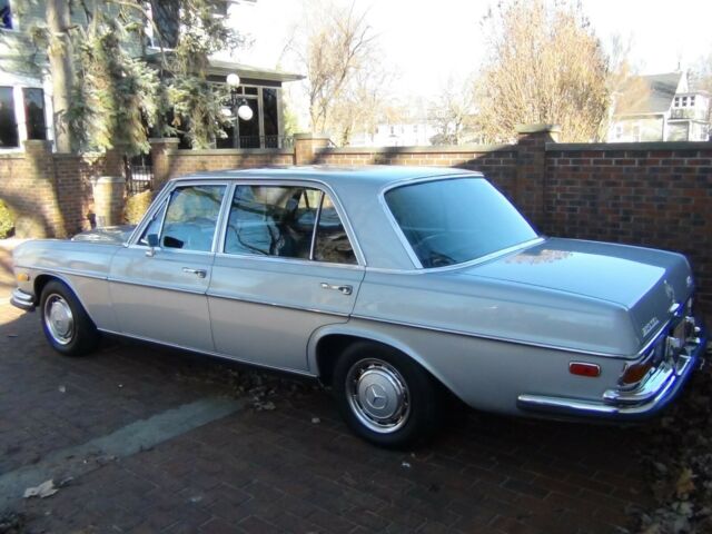 Mercedes-Benz 200-Series 1972 image number 7
