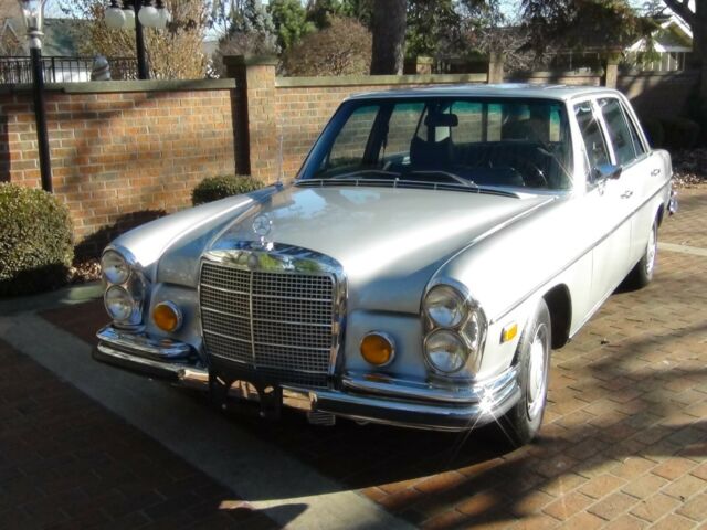 Mercedes-Benz 200-Series 1972 image number 8