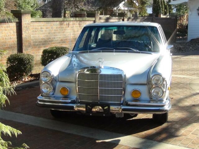 Mercedes-Benz 200-Series 1972 image number 9