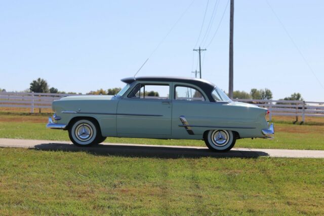 Ford CustomLine 1953 image number 3