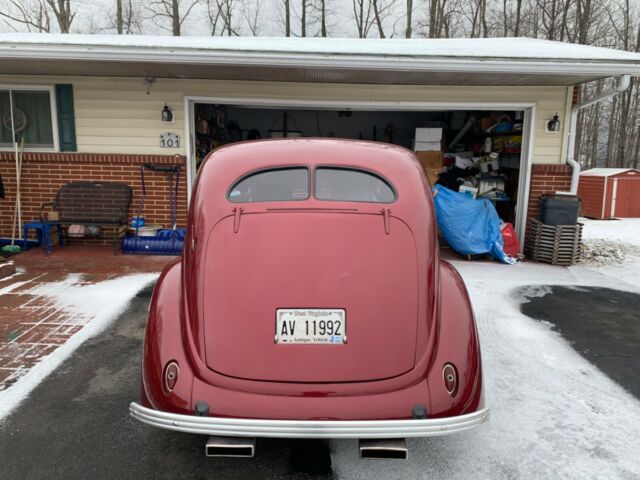 Ford Tudor Sedan 1937 image number 2