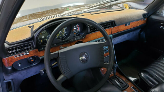 Mercedes-Benz 400-Series 1979 image number 28