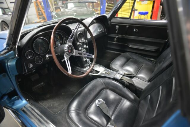 Chevrolet Corvette 1965 image number 17
