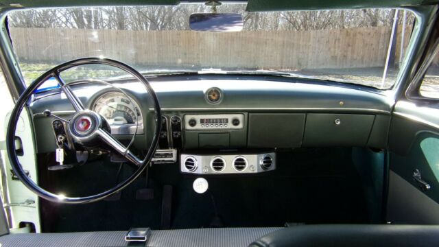 Ford Victoria 1953 image number 17