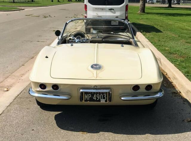 Chevrolet Corvette 1962 image number 23