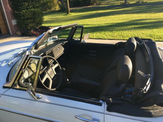 MG MGB 1979 image number 13
