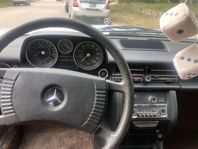 Mercedes-Benz 240D 1975 image number 10