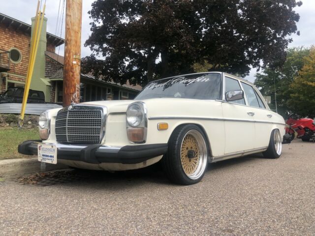 Mercedes-Benz 240D 1975 image number 14