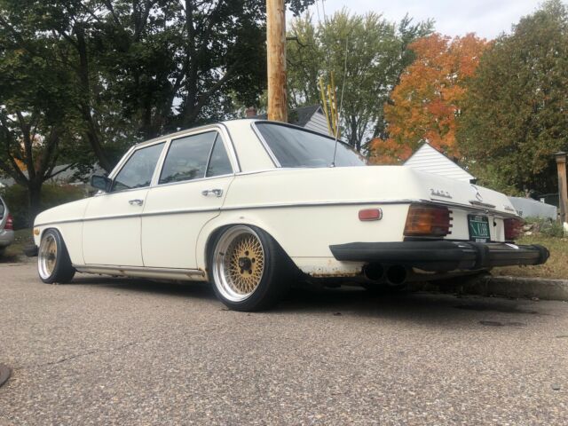 Mercedes-Benz 240D 1975 image number 15