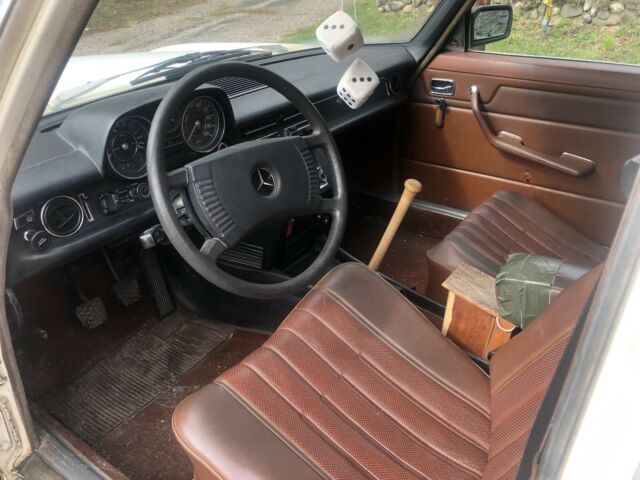 Mercedes-Benz 240D 1975 image number 18