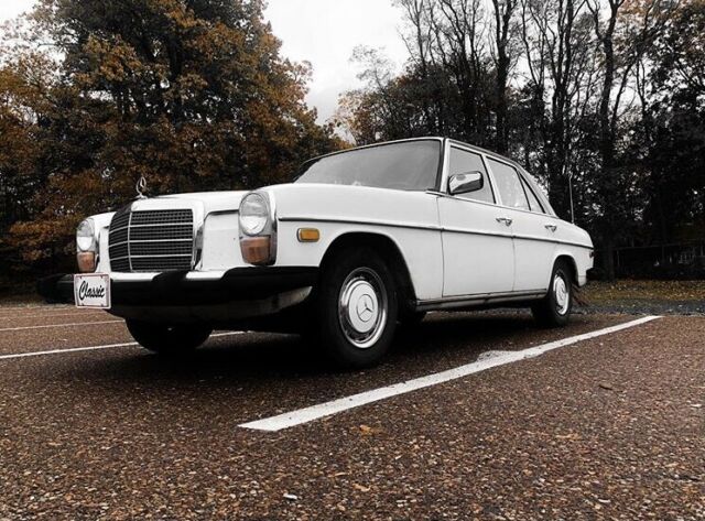 Mercedes-Benz 240D 1975 image number 2