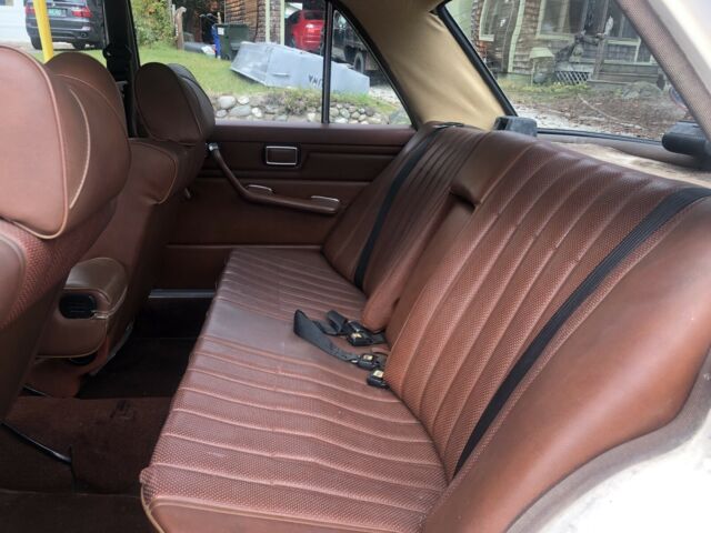 Mercedes-Benz 240D 1975 image number 8