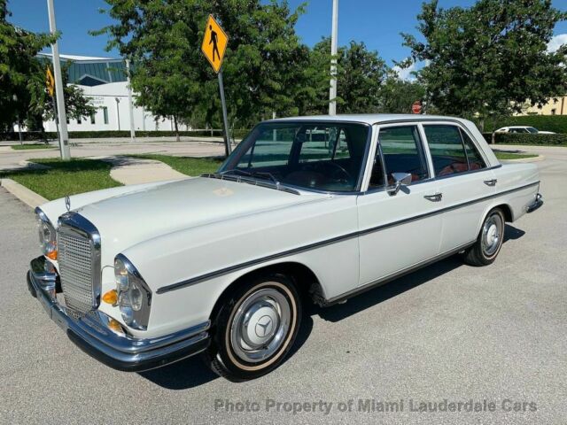 Mercedes-Benz 200-Series 1966 image number 13