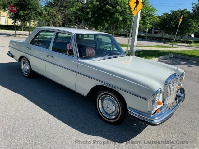 Mercedes-Benz 200-Series 1966 image number 14