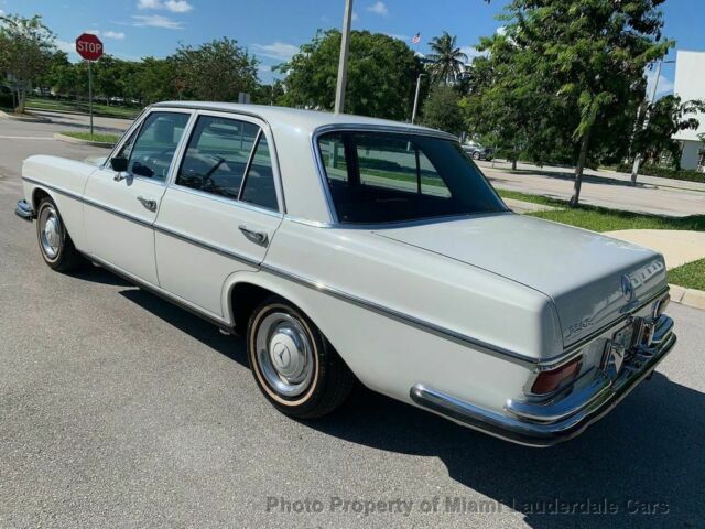 Mercedes-Benz 200-Series 1966 image number 15