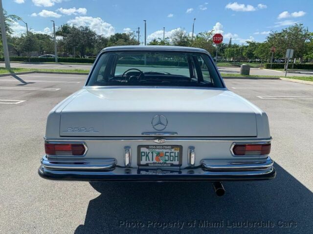 Mercedes-Benz 200-Series 1966 image number 17