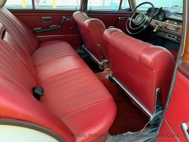 Mercedes-Benz 200-Series 1966 image number 21