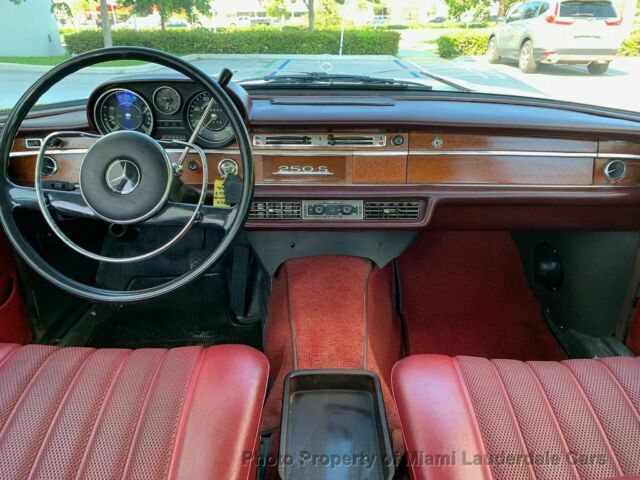 Mercedes-Benz 200-Series 1966 image number 23