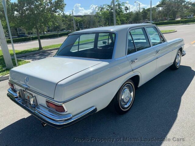 Mercedes-Benz 200-Series 1966 image number 4