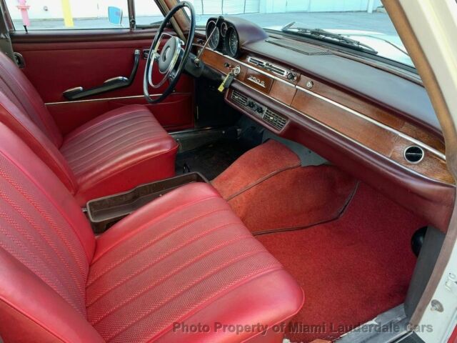 Mercedes-Benz 200-Series 1966 image number 6
