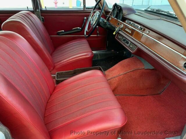Mercedes-Benz 200-Series 1966 image number 7