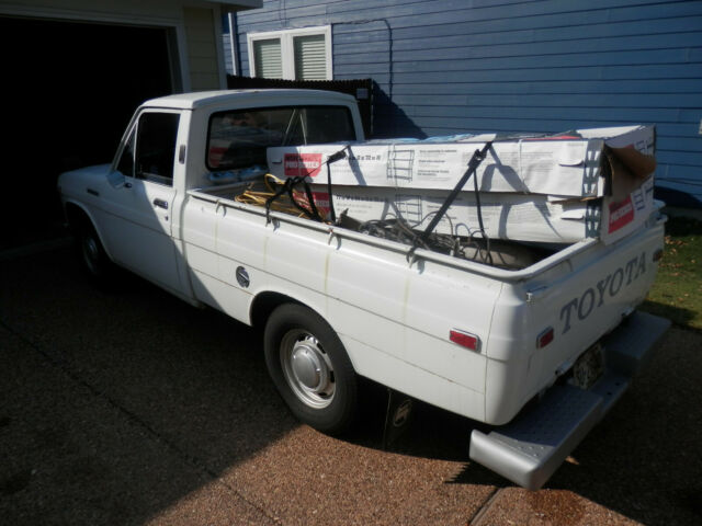 Toyota Hilux 1971 image number 16