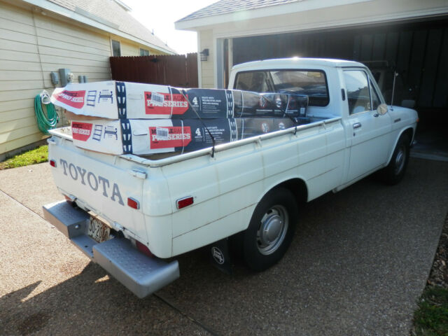 Toyota Hilux 1971 image number 3