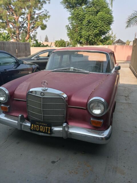 Mercedes-Benz 200-Series 1967 image number 24